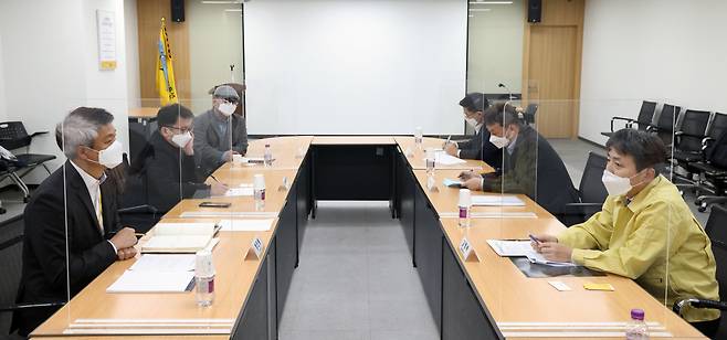 김정배 문체부 제2차관 신년 벽두부터 여행업계 현장을 찾아가, 코로나19 관련 대책과 부활전략, 미래비전에 대해 토론하고 있다.