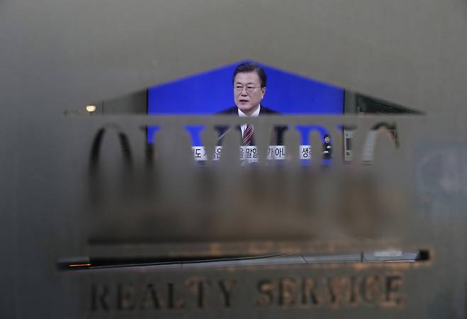 18일 오전 서울 송파구의 한 부동산중개업소 내 TV에 문재인 대통령의 신년 기자회견 생중계가 나오고 있다. [연합뉴스]