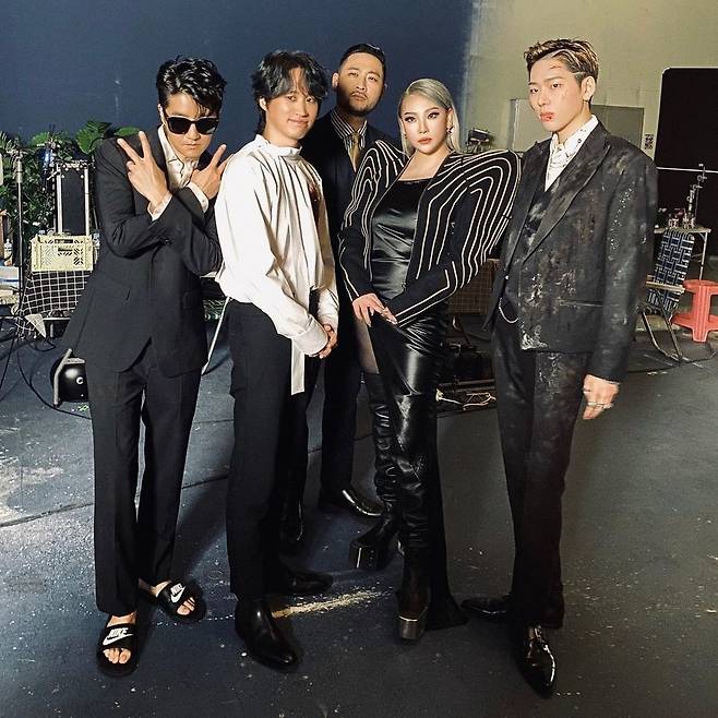 Group Epik High Tablo has released a music video behind-the-scenes photo taken with CL and Zico.On January 18, Tablo wrote to his personal instagram, ROSARIO squad song, video, album OUT NOW!!!# Rosario #IAmalegend and posted a picture.In the released photo, Tablo is posing with Epik High members Mitsura, Tucut and CL and Zico, who featured in this title song ROSARIO.Especially, one person was focused on the personality full of personality.Earlier, CL and Zico launched the support for the title song ROSARIO of the Epik High 10th album Epik High Is Here.The two also appeared in the title song ROSARIO music video and added warmth.