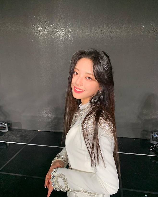 ITZY member Yuna showed various charms with various expressions and poses.In January 19th day Yuna posted several photos on the ITZY official Instagram, saying Bready TVYuna in the photo is taking a variety of poses with an alluring look, followed by a refreshing smile and staring at the camera.