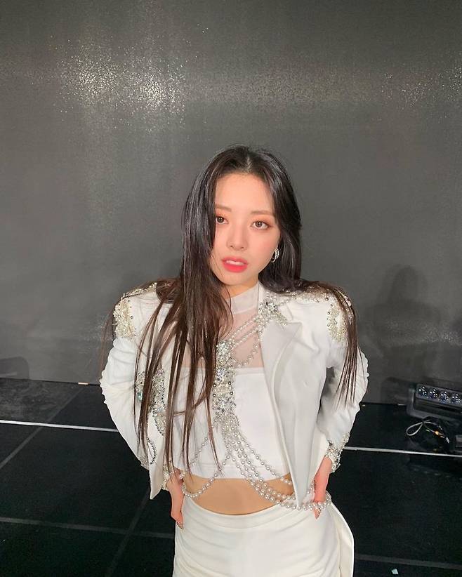 ITZY member Yuna showed various charms with various expressions and poses.In January 19th day Yuna posted several photos on the ITZY official Instagram, saying Bready TVYuna in the photo is taking a variety of poses with an alluring look, followed by a refreshing smile and staring at the camera.