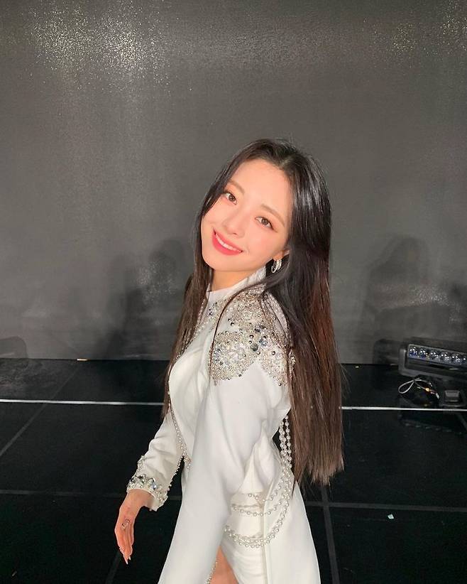 ITZY member Yuna showed various charms with various expressions and poses.In January 19th day Yuna posted several photos on the ITZY official Instagram, saying Bready TVYuna in the photo is taking a variety of poses with an alluring look, followed by a refreshing smile and staring at the camera.