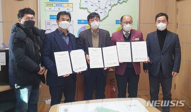 [진천=뉴시스]강신욱 기자 = 충북 진천군 진천읍행정복지센터는 19일 진천읍지역사회보장협의체, 봉화로타리클럽과 함께 저소득층 주거환경 개선을 위한 업무협약을 하고 있다. (사진=진천군 제공) 2020.01.19. photo@newsis.com