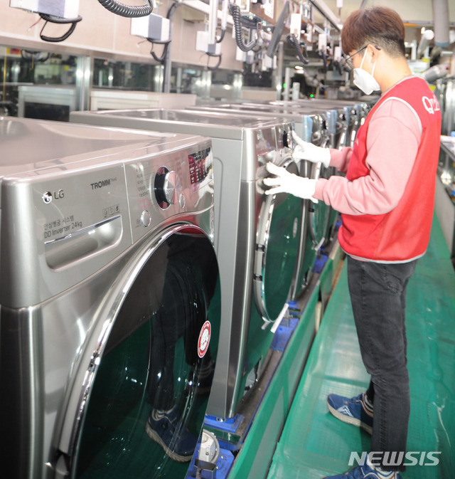 [서울=뉴시스]박주성 기자 = LG전자(066570, www.lge.co.kr) 직원들이 29일 경남 창원사업장에서 ‘LG 트롬 세탁기 씽큐’(모델명: F24VDD)를 생산하고 있다. 이 제품의 세탁용량은 국내 가정용 세탁기 가운데 최대인 24kg이다. 기존 21kg 트롬 씽큐 대비 내부 세탁통의 용량은 10% 이상 더 커졌지만 제품 외관의 가로 길이는 같아 공간 활용도가 높다. 또 이 제품은 글로벌 시험인증기관인 인터텍(Intertek)이 시험한 결과 기존 LG 트롬 세탁기(모델명: F21VDT) 대비 10% 이상 옷감을 더 보호했다. (사진=LG전자 제공). 2020.04.30.  photo@newsis.com