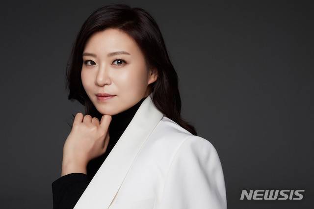 [서울=뉴시스]지휘자 성시연(사진=서울시립교향악단, Yongbin Park-Gaeksuk 제공)2021.01.18 photo@newsis.com