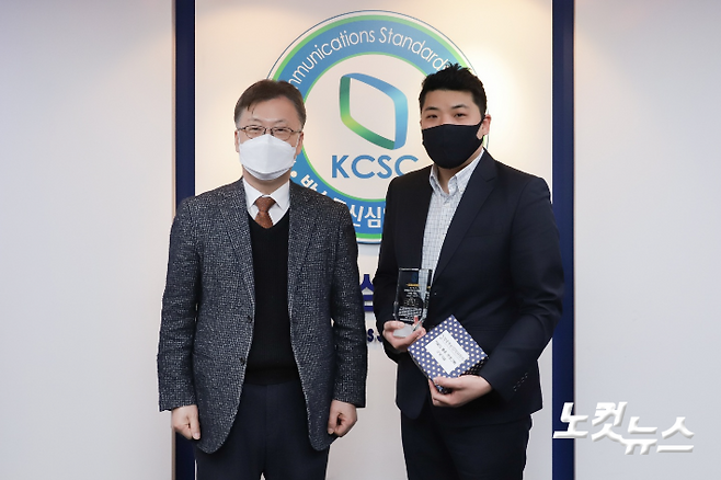 19일, 목동 방송회관에서 열린 이달의 좋은 프로그램상 시상식. 방송통신심의위원회 강상현 위원장과 CBS 이형준PD(우).