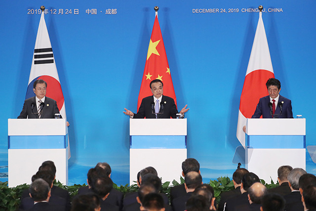 ▲ 지난 2019년 12월 24일(현지 시각) 중국 청두에서 열린 한중일 정상회의 이후 세기성 국제회의센터에서 공동 언론 발표가 있었다. 사진은 공동 발표하고 있는 리커창(가운데) 중국 총리. 문재인(왼쪽) 대통령과 아베 신조(오른쪽) 일본 총리가 함께 발표에 나섰다. ⓒ연합뉴스