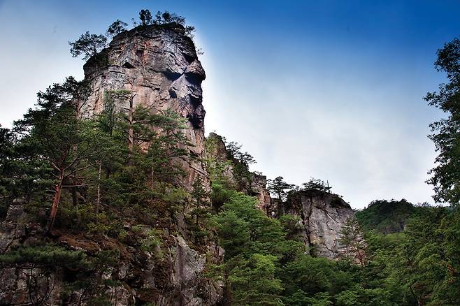 오대산 만물상에 있는 사람 옆모습을 닮았다는 귀면암.