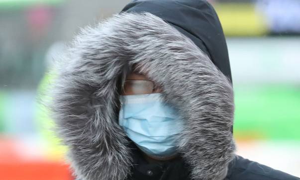 서울 광화문 사거리에서 옷을 두텁게 입은 한 시민이 출근하고 있는 모습. 뉴시스