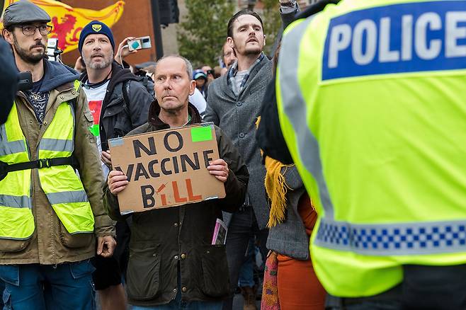 ⓒEPA지난해 10월24일 영국 런던에서 열린 코로나19 봉쇄 및 백신 반대 시위대가 경찰과 대치하고 있다.