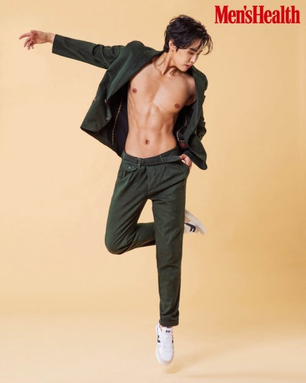 SF9s Play Yun has become a sports stone, adorning the Mens Health Korea cover.Play Yuns photo shoots and various pictures can be found at Mens Health Korea.