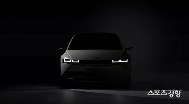 현대자동차는 내달 안으로 전기차전용플랫폼인 E-GMP기반으로 만든 아이오닉5를 전격 공개한다.