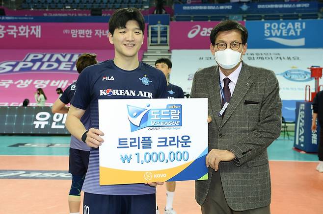 트리플크라운 달성한 정지석과 시상하는 김건태 배구연맹 경기운영본부장 [한국배구연맹 제공. 재판매 및 DB 금지]
