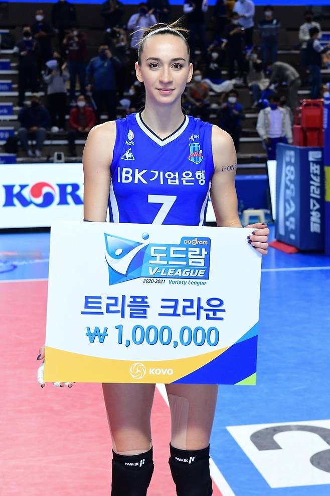 트리플크라운 상금 받은 라자레바 [한국배구연맹 제공. 재판매 및 DB 금지]