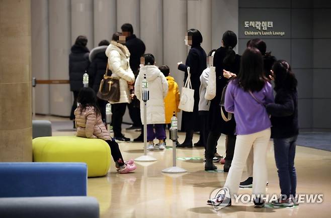 운영 재개한 국립중앙박물관 (서울=연합뉴스) 박동주 기자 = 19일 오전 서울 용산구 국립중앙박물관 어린이박물관에서 관람객들이 입장하기 위해 줄을 서고 있다.       문화체육관광부는 신종 코로나바이러스 감염증(코로나19) 확산 방지를 위해 중단했던 서울시 소재 국립문화예술시설의 운영을 이날부터 재개한다고 밝혔다. 2021.1.19 pdj6635@yna.co.kr