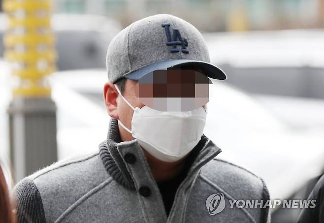 김포 아파트 경비원들 폭행한 30대 경찰 출석 [연합뉴스 자료사진]
