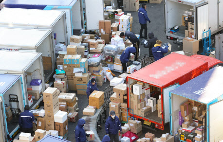 택배노조가 택배회사에 과로사를 막기 위한 대책을 요구하며 협상 결렬시 총파업을 예고한 가운데 19일 오전 서울의 한 택배 물류센터에서 노동자들이 물품을 옮기고 있다.(사진=연합뉴스)