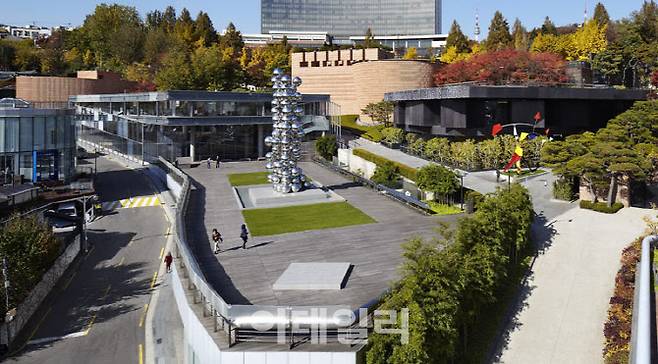 서울 용산구 이태원로 삼성미술관 리움 전경. 미술관 정원 중앙에 아니쉬 카푸어의 스테인리스스틸 작품인 ‘큰나무와 눈’(2011)이 보인다(사진=이데일리DB).