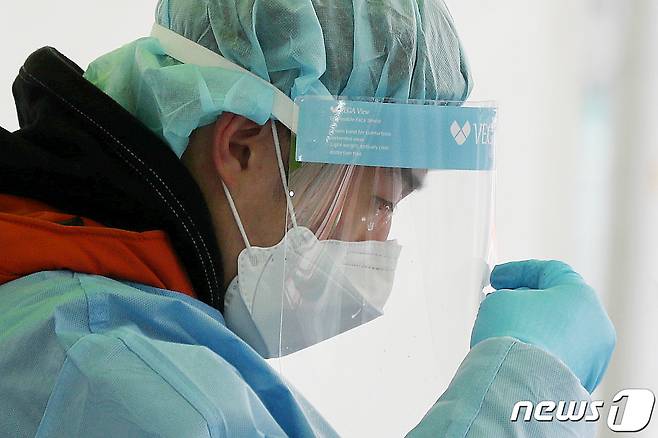 서울 중구 서울역광장에 마련된 임시선별검사소에서 의료진이 코로나19 검사를 진행하고 있다. 2021.1.11/뉴스1 © News1 민경석 기자