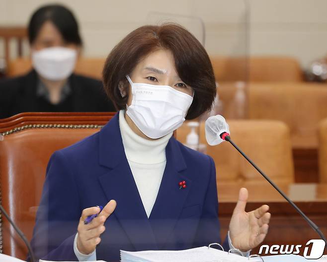 한정애 환경부 장관 후보자가 20일 오전 서울 여의도 국회 환경노동위원회에서 열린 인사청문회에 출석해 의원들의 질의에 답하고 있다. 2021.01.20. © News1 박세연 기자