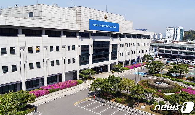 신종 코로나바이러스 감염증 확산에 따라 경기도의회가 보건복지위원회의 실국 업무보고 연기 등 2월 임시회 의사일정을 일부 축소하기로 했다. 경기도의회 전경/© 뉴스1