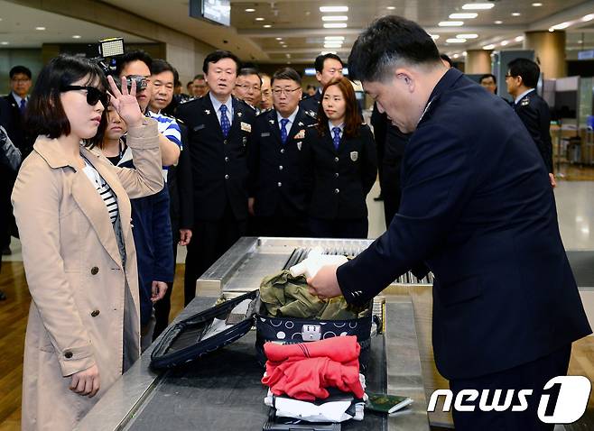 2017년 5월1일 오전 인천국제공항 보안구역에서 테러대응팀 발대식 후 진행된 테러물품 적발 모의훈련에서 관세청 관계자가 여행객의 수화물에서 3D프린터 제작 권총을 적발하고 있다.  2017.5.1/뉴스1 © News1 박정호 기자
