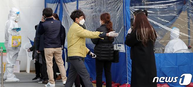 전북 군산시 군산시보건소 선별진료소를 찾은 시민들이 검사를 받기 위해 줄을 서 대기하고 있다. 2020.11.26/뉴스1 © News1 유경석 기자