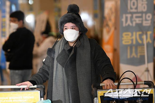 향정신성 의약품을 투약했다 강제출국당한 방송인 에이미가 20일 오후 인천국제공항을 통해 5년 만에 입국했다. 



앞서 에이미는 지난 2012년 프로포폴 투약 사실이 적발돼 법원에서 징역 8월에 집행유예 2년을 선고받은 바 있다. 출입국은 준법서약서를 두 차례 받고 에이미의 체류를 허락했지만 에이미는 지난 2014년 또다시 졸피뎀 투약으로 벌금형을 받으면서 2015년 12월 말 강제 출국당했다. 인천공항=박재만 기자 pjm@sportschosun.com/2021.01.20/