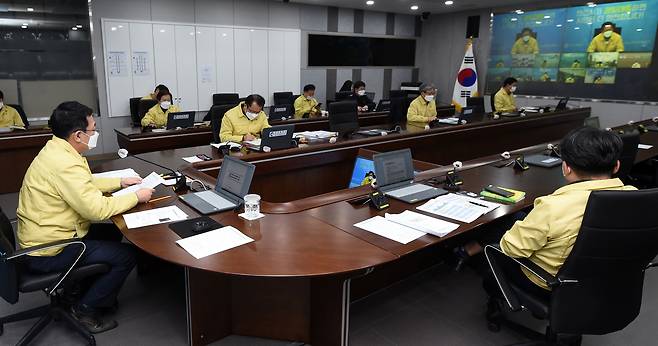 박남춘 인천시장이 시청 재난상황실에서 열린 '코로나19 대응상황 일일점검회의'에서 모두발언을 하고 있다./인천시