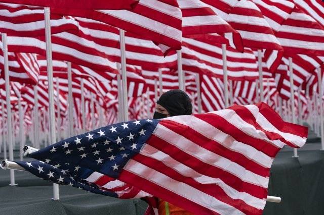 미국 대통령 취임식장에서 한 관계자가 성조기를 들고 이동하고있다.(AP 뉴시스)