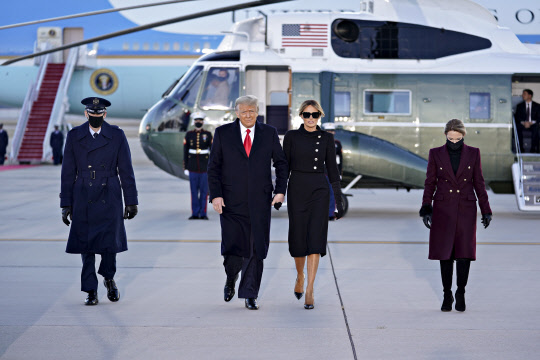 앤드루스 공군기지에 도착한 도널드 트럼프 미국 대통령과 영부인 멜라니아 여사.   [EPA=연합뉴스]