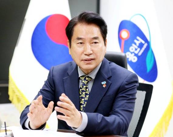 백군기 용인시장은 신축년 새해 '친환경 경제자족도시'를 조성해 전국 최대 규모의 '일류도시'로 만들겠다는 입장을 밝히고, 시민들에 "한 방울의 이슬이 모여 거대한 바다를 이룬다는 노적성해의 마음을 가져달라"고 당부했다.