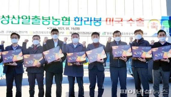 성산일출봉농협 한라봉 미국수출 선적식. 사진 왼쪽 세 번째부터 고용호 제주도의회 의원, 강석보 성산일출봉농협 조합장, 김재기 NH농협무역 대표이사, 강승표 농협 제주지역본부장. [농협 제공]