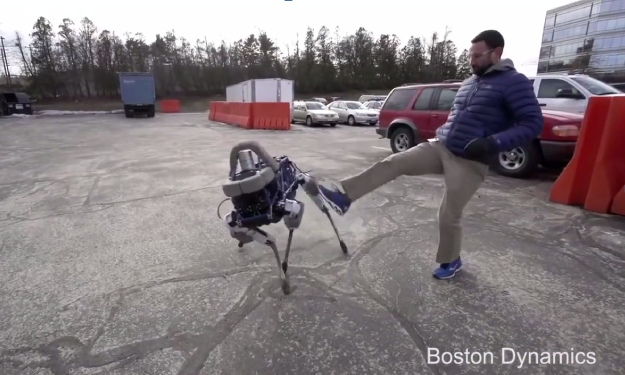 4족 보행 로봇이 안정적이라는 사실을 보여주기 위해 사람이 발로 차는 장면을 등장시켰다가 로봇학대논란이 일었던 보스톤 다이나믹스사의 시연 동영상.