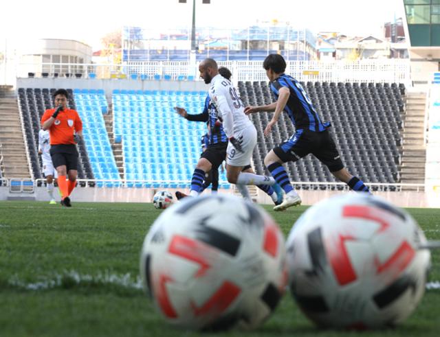 지난해 4월 23일 인천축구전용경기장에서 열린 인천 유나이티드와 수원FC의 연습경기에서 양팀 선수들이 경합을 벌이고 있다. 뉴스1