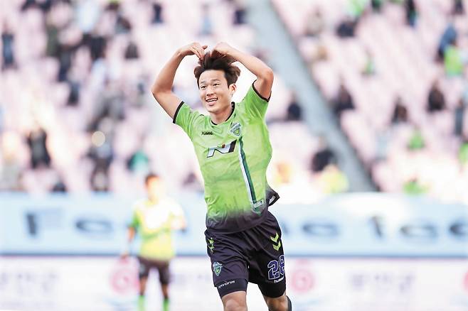 손준호는 전북 현대에서 중국 무대로 이적한다. 전북은 이적료 60억원을 챙겼다. 전북은 최근 6년간 이적료로 400억원대 수입을 올린 축구판 ‘거상’이다. [사진 프로축구연맹]