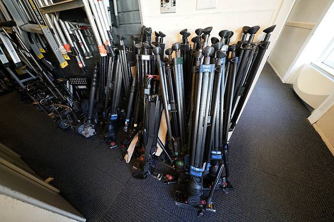 방송용 카메라 삼각대가 19일 백악관 기자실에 접힌 채 보관돼 있다. AP=연합뉴스