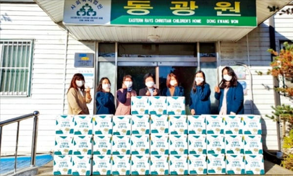 하나은행 임직원들이 지난해 말 각자의 집에서 담근 ‘김치 행복상자’를 아동복지시설 동광원에 전달하고 있다.  하나은행 제공