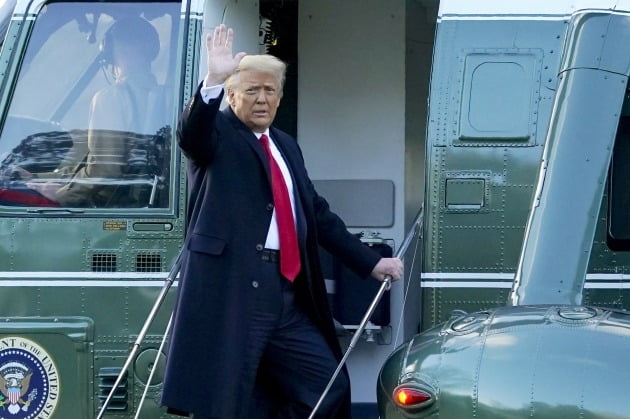 마린원에 탑승하기 전 트럼프 대통령이 마지막으로 손을 흔들고 있다. [사진=AP 연합뉴스]
