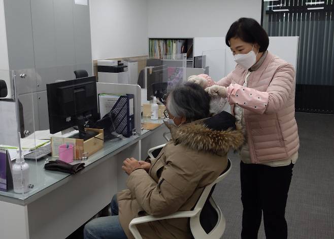 서울 노원구보건소 금연클리닉에서 구민이 금연상담을 하면서 모발 검사를 받는 모습. 노원구 제공