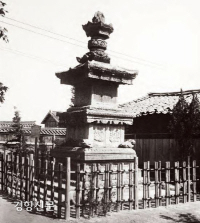1911년 원주에서 반출되어 서울 명동으로 옮겨졌을 때의 지광국사 탑. 이 탑은 오사카로 팔려갔다가 다시 돌아왔지만 원주가 아니라 경복궁으로 이전됐다.