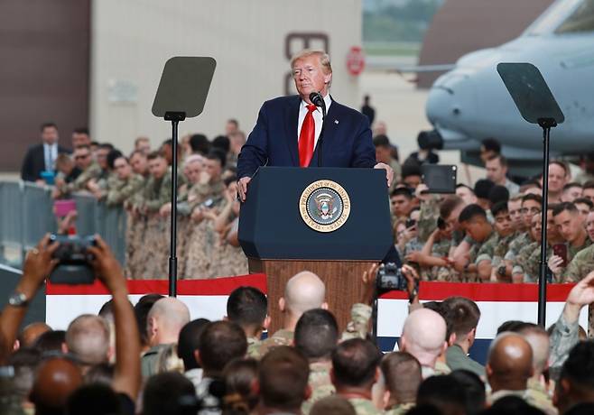 ▲ 도널드 트럼프 미국 대통령이 2019년 6월30일 오후 경기도 평택시 주한미군 오산공군기지에서 열린 장병 격려 행사에서 연설하고 있다. ⓒ 연합뉴스