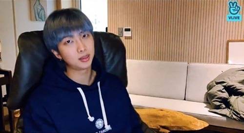 방탄소년단 RM이 V라이브를 통해 반가운 근황을 전했다. 사진=V라이브