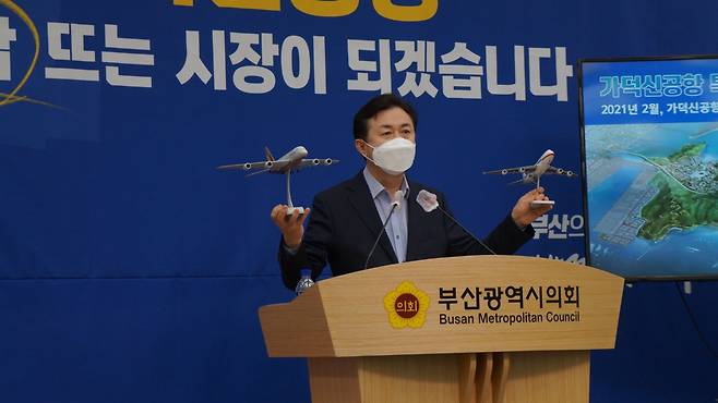 4·7 부산시장 보궐선거에 출마한 더불어민주당 김영춘예비후보가 비행기 모형을 들어올리며 제 1호 공약으로 가덕신공항을 발표하고 있다./ 사진=박비주안기자