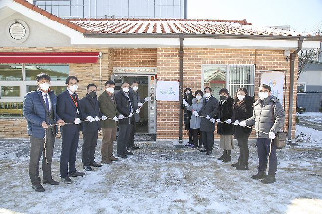 포천시 장애인가족지원센터(센터장 김태현)는 기존 포천시 소흘읍 임대사무실에서 소흘읍 송우로132번길 54로 이전하고, 이전 개소식을 개최했다고 20일 밝혔다. / 사진제공=포천시