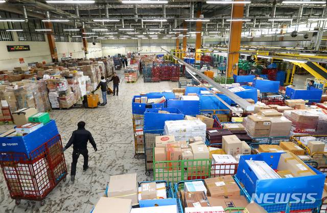 지난해 최대명절인 설을 나흘 앞둔 1월21일 오후 제주시 노형동 제주우편집중국 직원들이 전국에서 배송된 명절 소포와 택배 우편물을 배달하기 위해 분류작업을 하고 있는 모습.