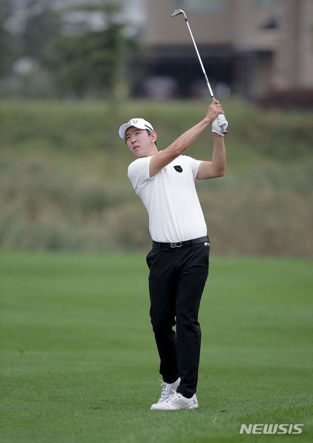 [서울=뉴시스]김명원 기자 = 12일 인천 베어즈 베스트 청라GC에서 열린 제36회 신한동해오픈 3라운드에서 노승열이 5번홀 세컨 아이언 샷을 하고 있다.  (사진=신한금융그룹 제공)  2020.09.12. photo@newsis.com