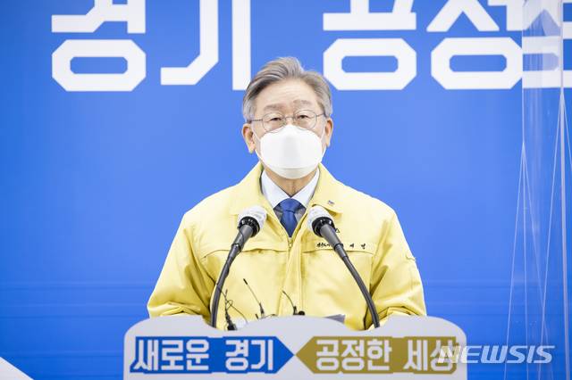 [수원=뉴시스] 20일 오전 경기도청 브리핑실에서 열린 제2차 경기도 재난기본소득 관련 기자회견에서 이재명 경기도지사가 기자회견문을 발표하고 있다. 2021.1.20. (사진=경기도 제공)