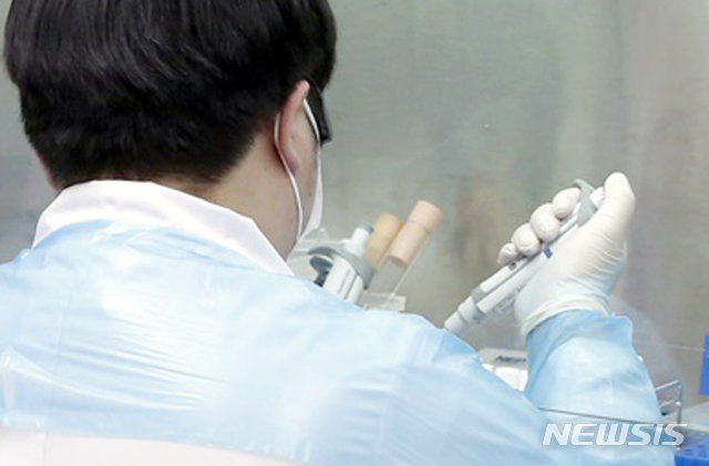 [광주=뉴시스] = 전남대학교병원 한 의료진이 신종 코로나바이러스 감염증(코로나19) 검사를 하고 있다. (사진=전남대학교병원 제공).photo@newsis.com