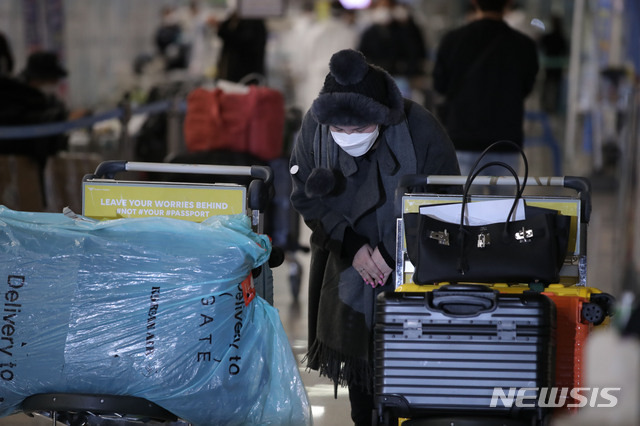 [인천공항=뉴시스]박미소 기자 = 향정신성 의약품을 투약했다 강제출국당한 방송인 에이미가 20일 오후 인천국제공항 제2터미널을 통해 귀국하고 있다. 2021.01.20. misocamera@newsis.com